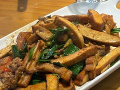 香干蒜叶炒肉-江南人家(横店老字号)