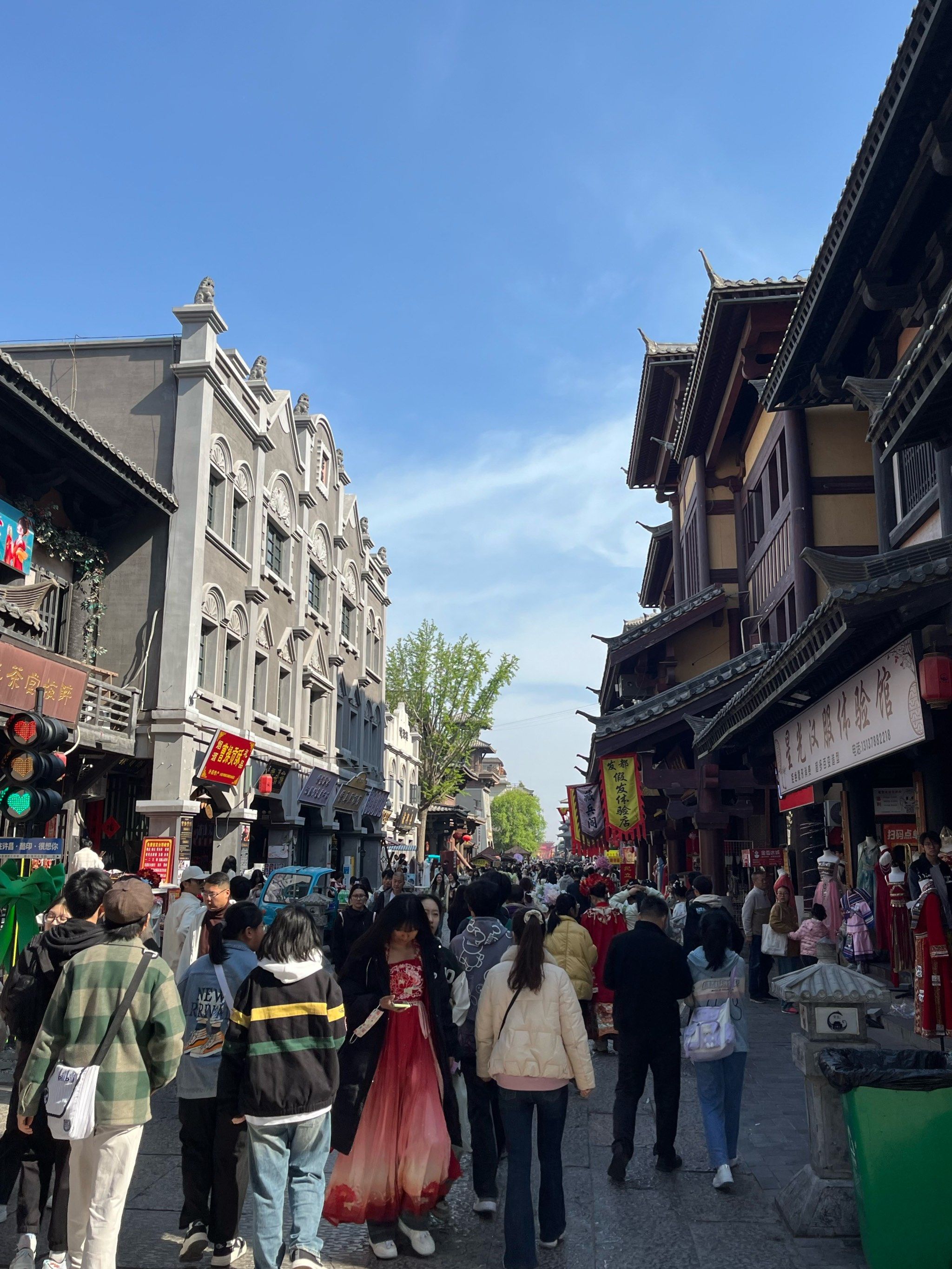 周边游好去处 #假期历史古迹游 
	●	中轴步行街:这是曹魏古城