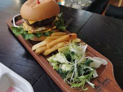 牛肉芝士汉堡-莫多多餐厅