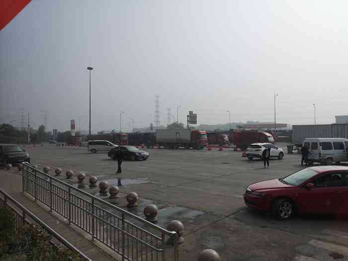 郑州东服务区停车场-"去开封的路上路过的服务区 和其他的服务区.