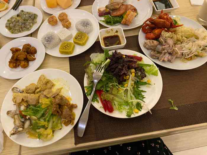 南新雅皇冠假日酒店·金莱全日餐厅-"朋友送的自助餐券,来之前并没有