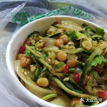 凉皮一元一份，可想而知现在生意不好做啊