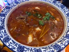 冬荫功肥牛-临界音乐酒馆·小龙虾·江湖菜(华熙LIVE·鱼洞店)