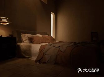 通风：窄厅南北贯通，利于形成风压通风；平面居中的厨房