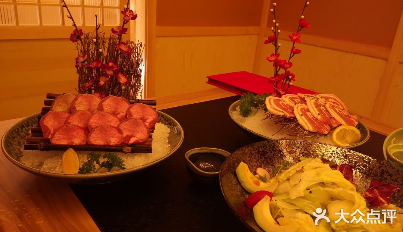 牛眼肉和五花肉肥瘦相间，经服务员的烤炙，香气扑鼻