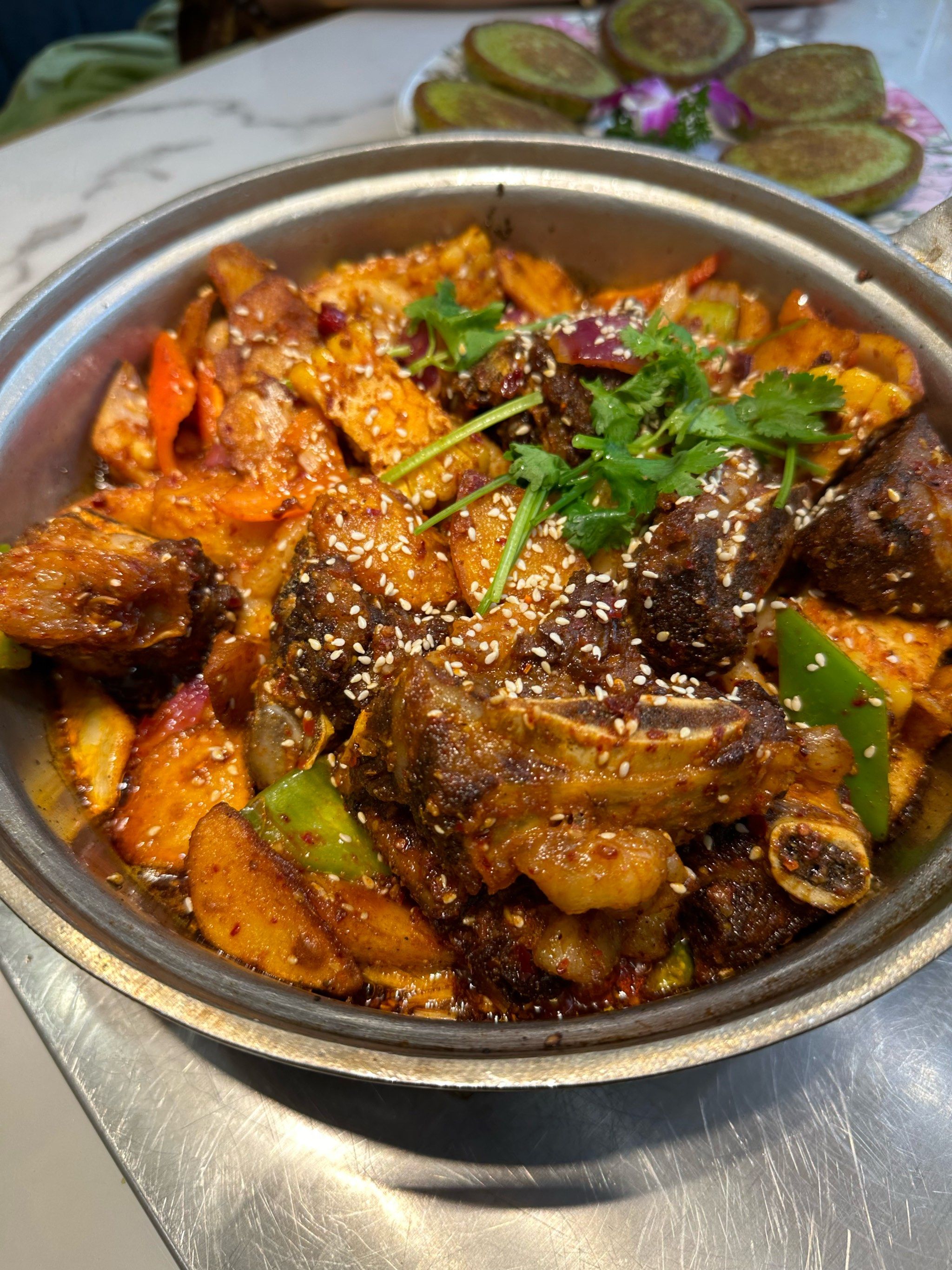 环境服务都不错,我们点的手抓羊肉,炕锅牛排,还有青稞饼,糖油包,都挺