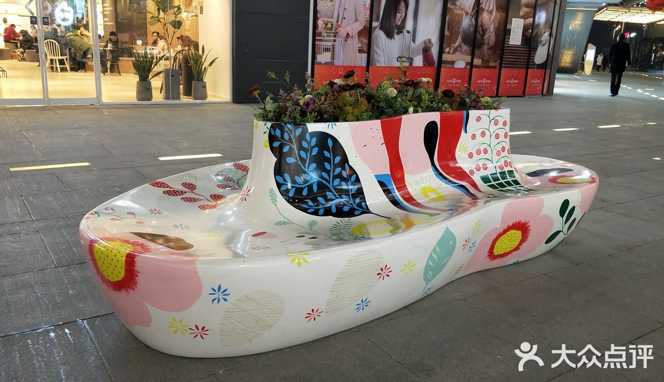 美食、商场,茶饮都有,最重要的是,徜徉在银河里