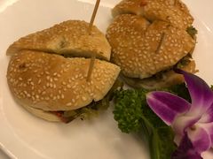 光饼夹酸菜牛肉-天下三绝 牛肉面/红酒