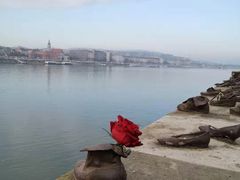 -多瑙河畔鞋履雕塑