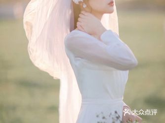 草坪森系婚纱照最近持续霸屏