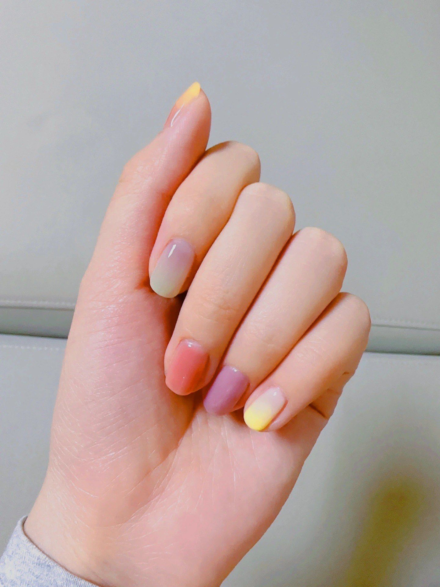 get了夏日气息的彩虹色美甲款式小短甲合集