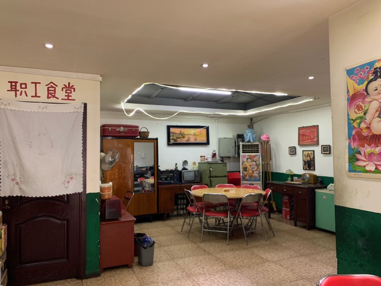 整个装修都是特别有年代感的,带大伙儿回到八十年代食堂