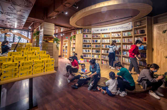 洪森书城-"喜欢这家书城的氛围,宝宝来了可以自由的选.
