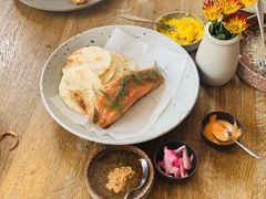 烟熏三文鱼配烤饺子皮和芥末籽酱-BOR Eatery(安福路店)