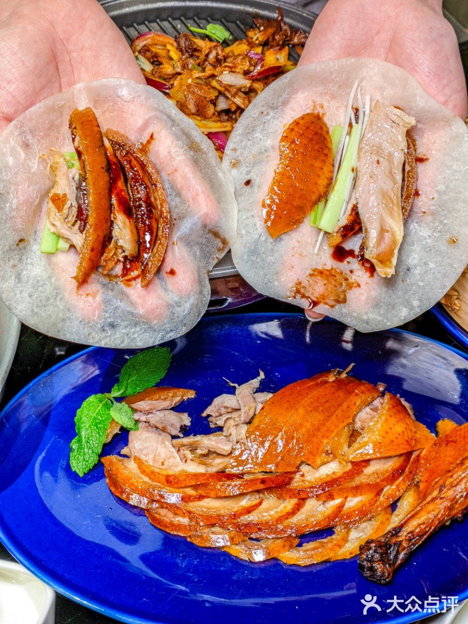 走进这家小馆，仿佛穿越时空，一边品尝着传统宫廷菜