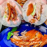 走进这家小馆，仿佛穿越时空，一边品尝着传统宫廷菜