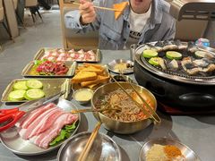 -围炉肉舍丹东海鲜烤肉·烤活鳗(步行街店)