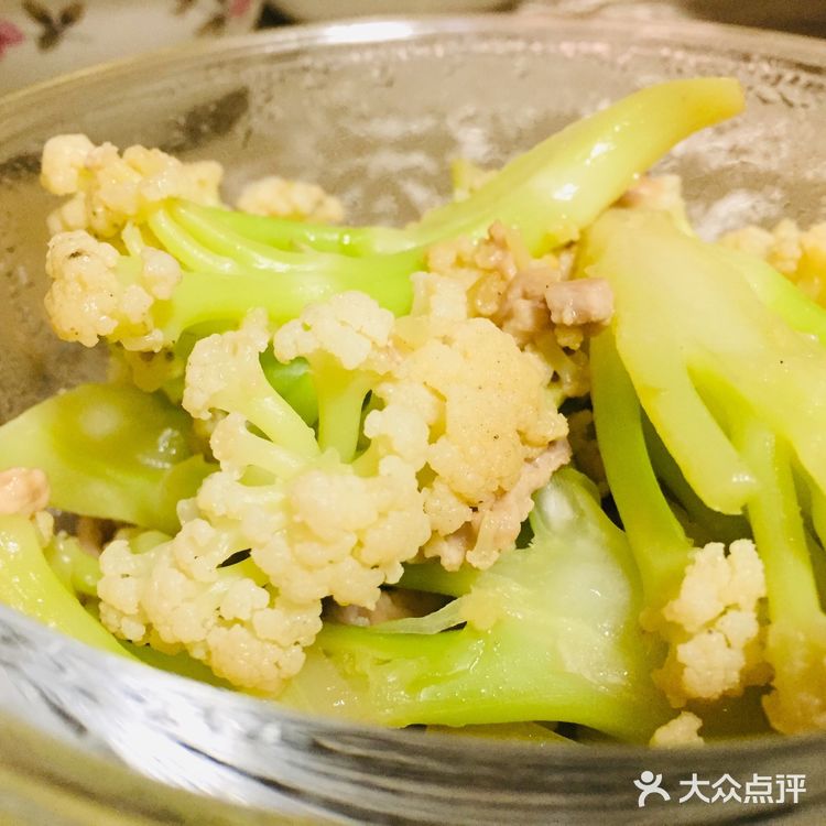 材料：花菜、里脊肉  步骤： 1、里脊肉切成丝