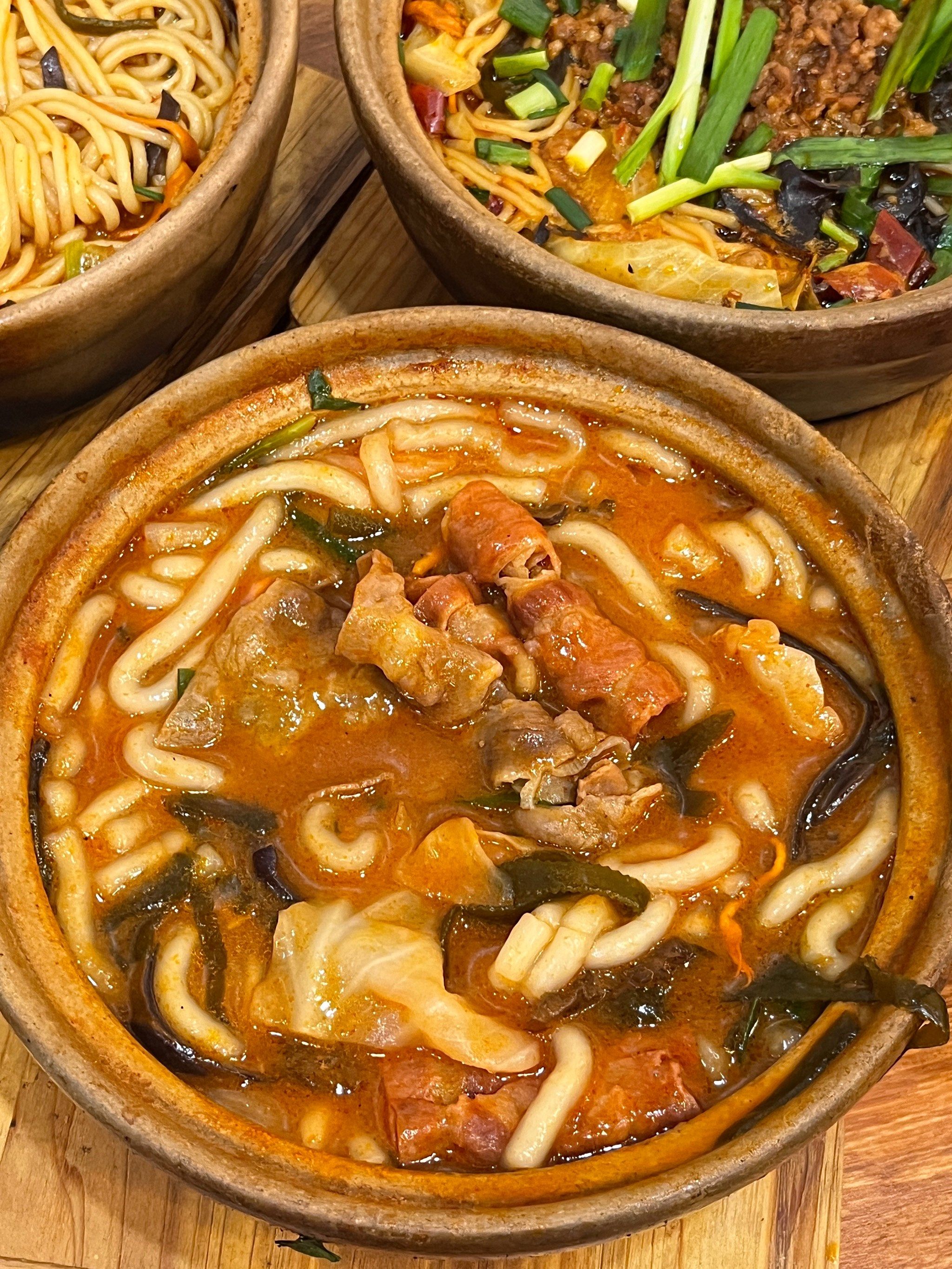 但我坠爱他家的砂锅土豆粉!蕃茄味肥牛加上培根🥓是我的标配!