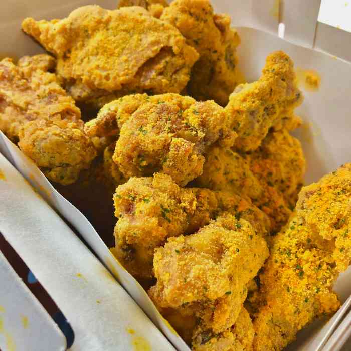 bhc炸鸡(徽庆店)-"十二点多饿得要命,然后一个人溜出来吃炸鸡.