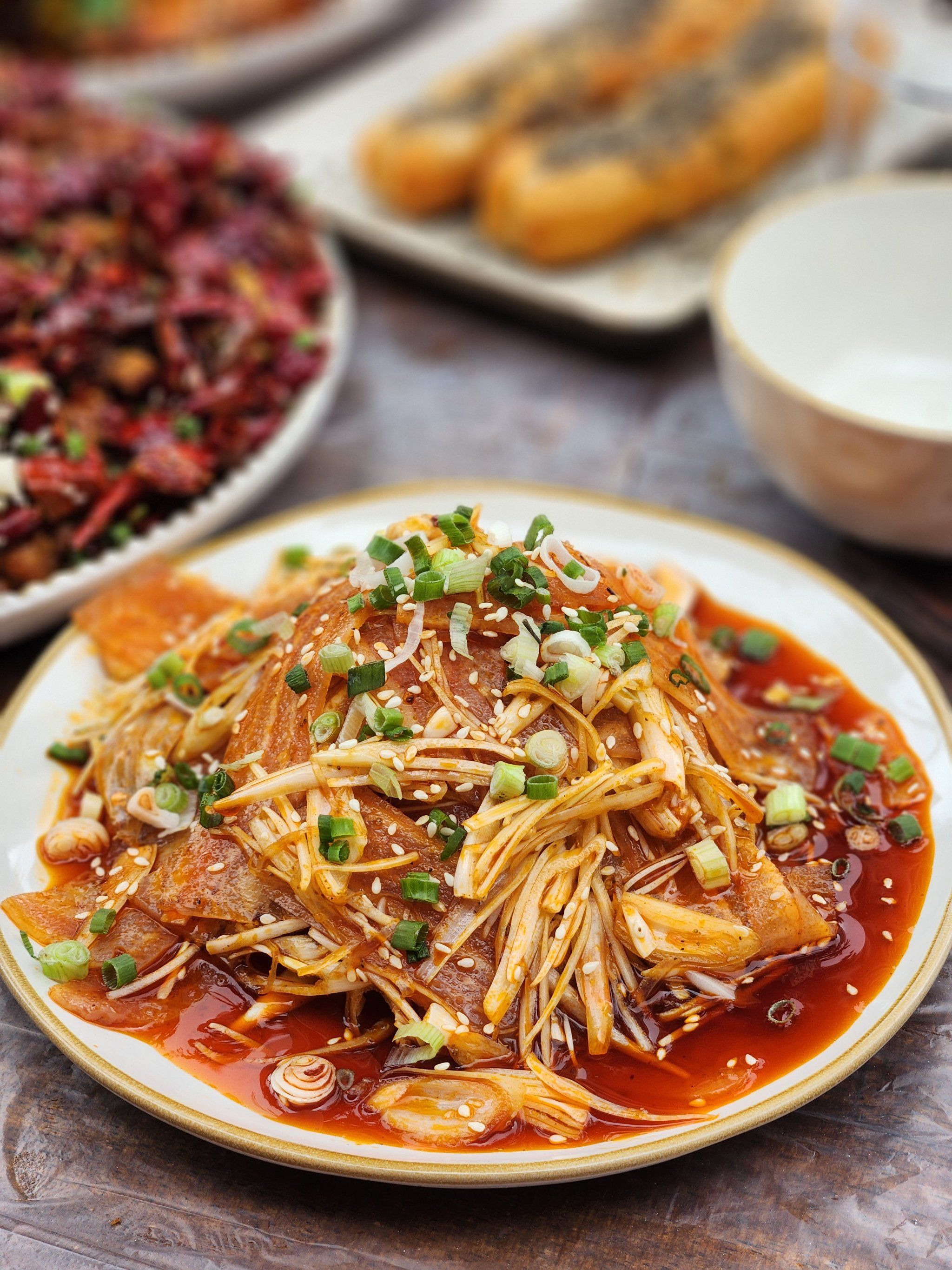 居然之家旁边
～油焖大虾分量足,红油香得很
～泡椒猪板筋,里面