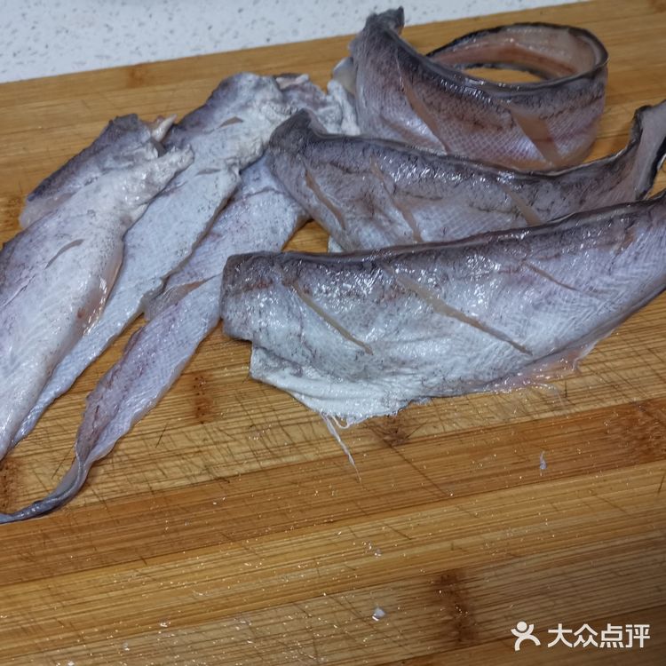 料酒，生抽，蜂蜜进行简单的腌制。其次在烤盘中垫上锡箔纸