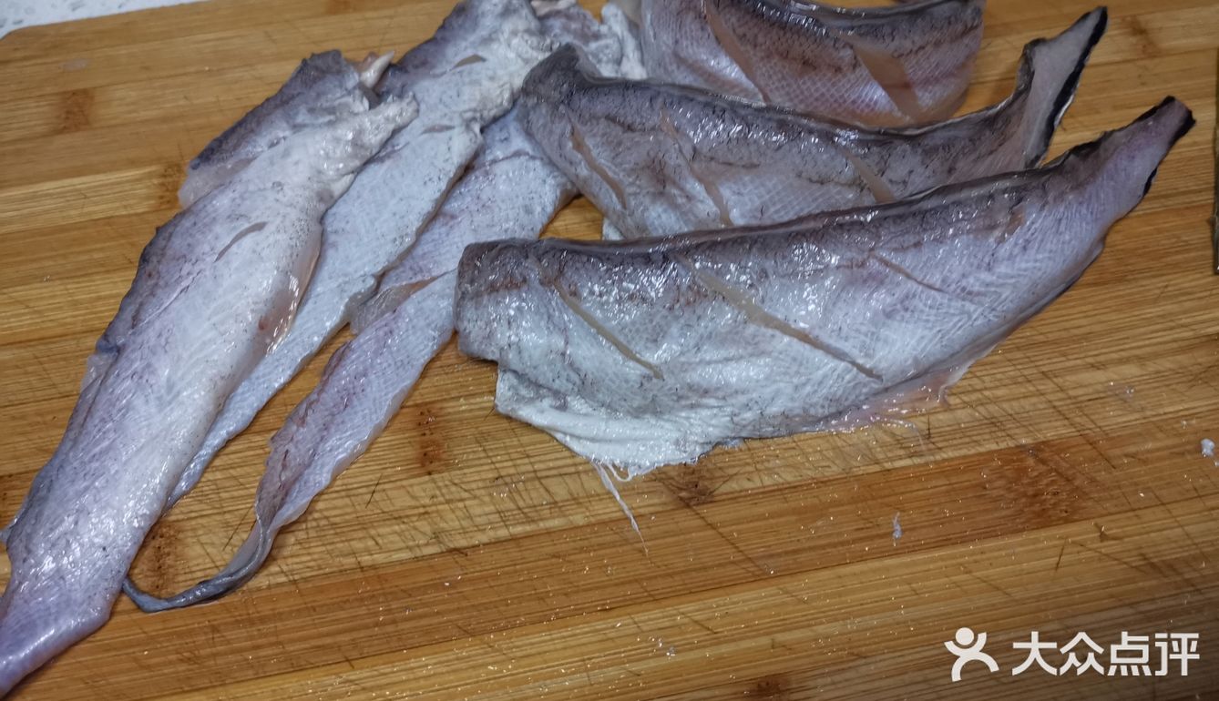 料酒，生抽，蜂蜜进行简单的腌制。其次在烤盘中垫上锡箔纸