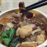 因为我最近很喜欢吃脆哨。端上来比较小的一碗捞饭