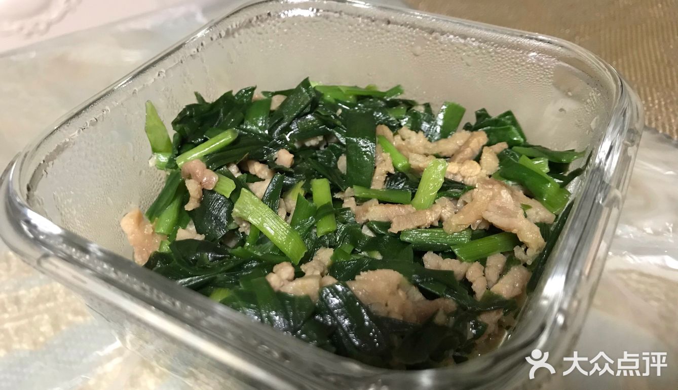 锅中放油，将牛肉丝炒熟 韭菜洗干净，切好