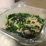 锅中放油，将牛肉丝炒熟 韭菜洗干净，切好