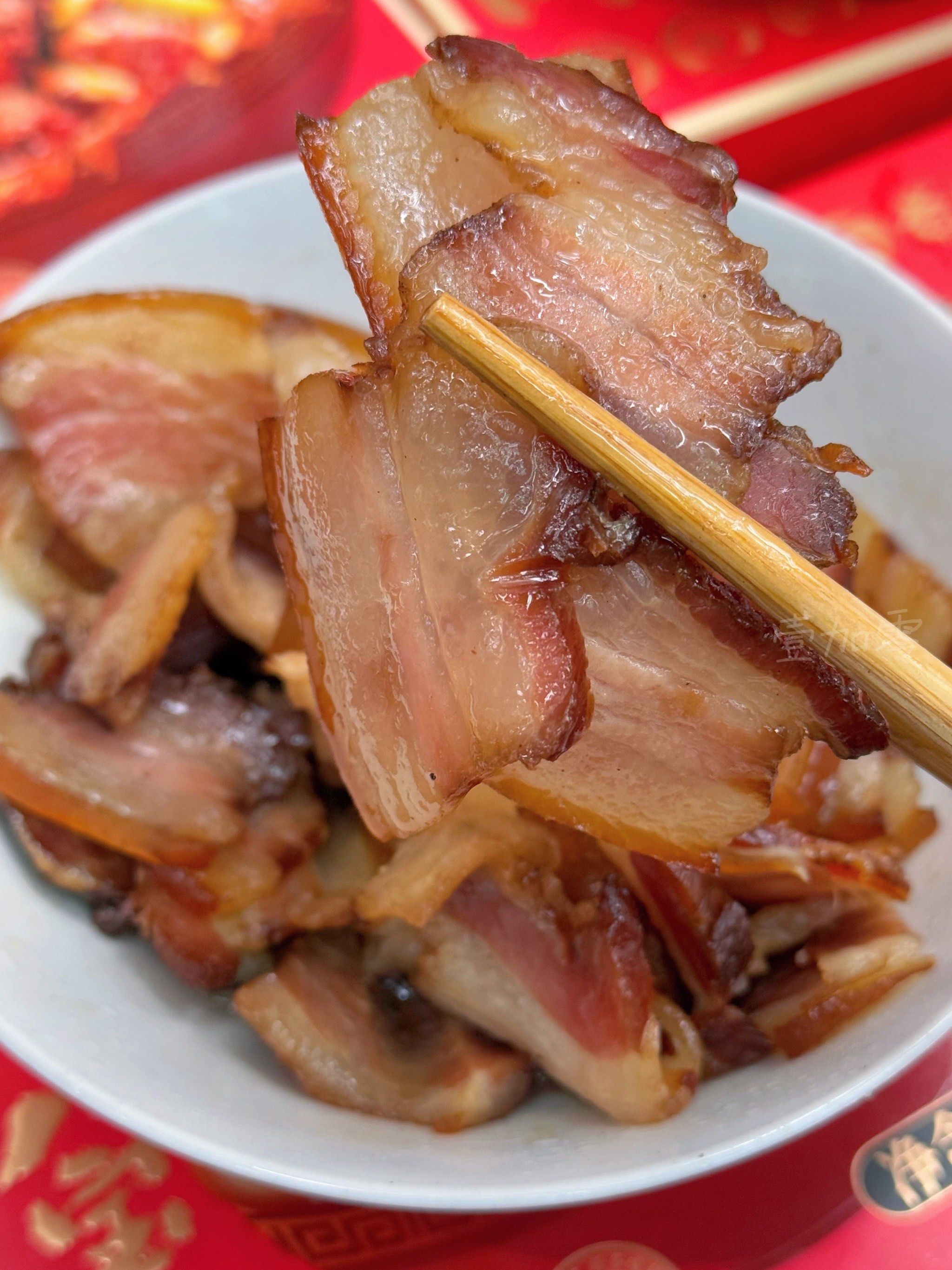 n腊肉正好遇到门口现蒸的可以品尝,肥瘦相间,品质确实不错!