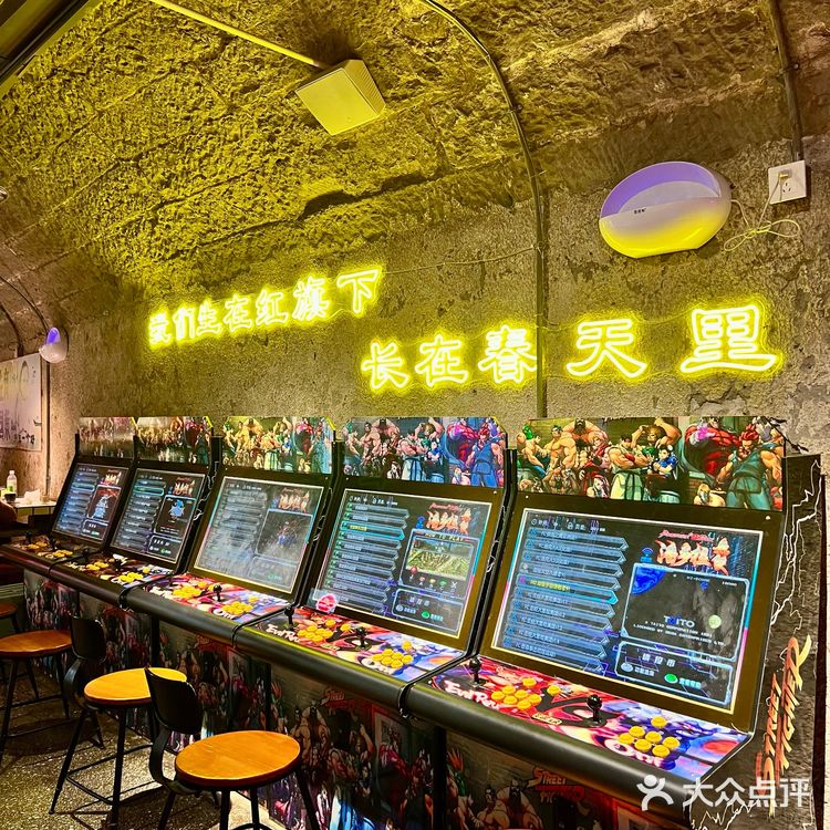 重庆旅游三连，洪崖洞、十八梯、吃防空洞火锅！