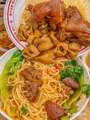 巨巨巨好吃️ 成都排队王9.9一碗面1r鸭翅