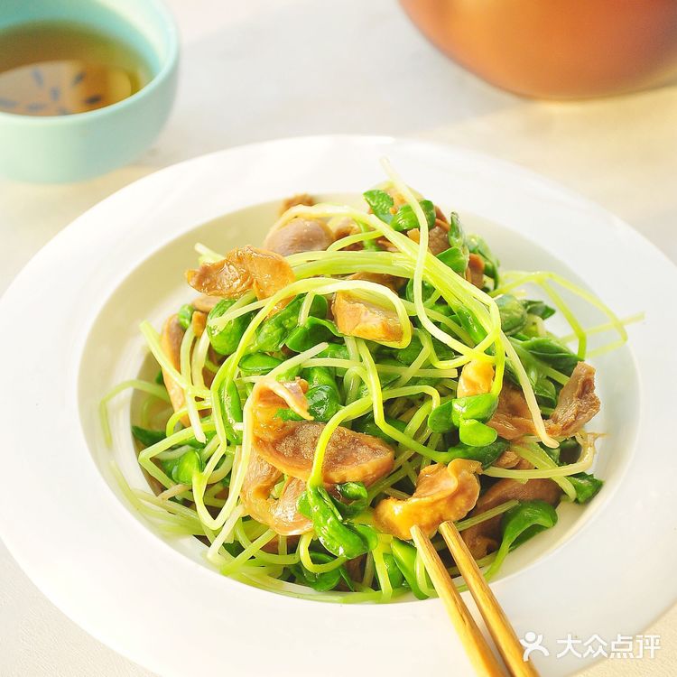 鸡胗拌豆苗