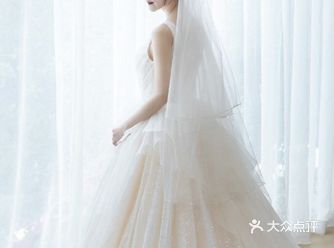 显瘦婚纱点样拣：丰胸VS 低胸款式 如果你属于上半身