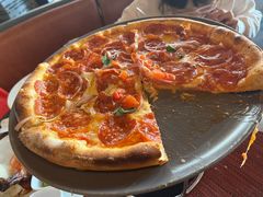 意大利腊肠比萨配腌番茄和干酪-WOLFGANG PUCK KITCHEN & BAR(迪士尼小镇店)