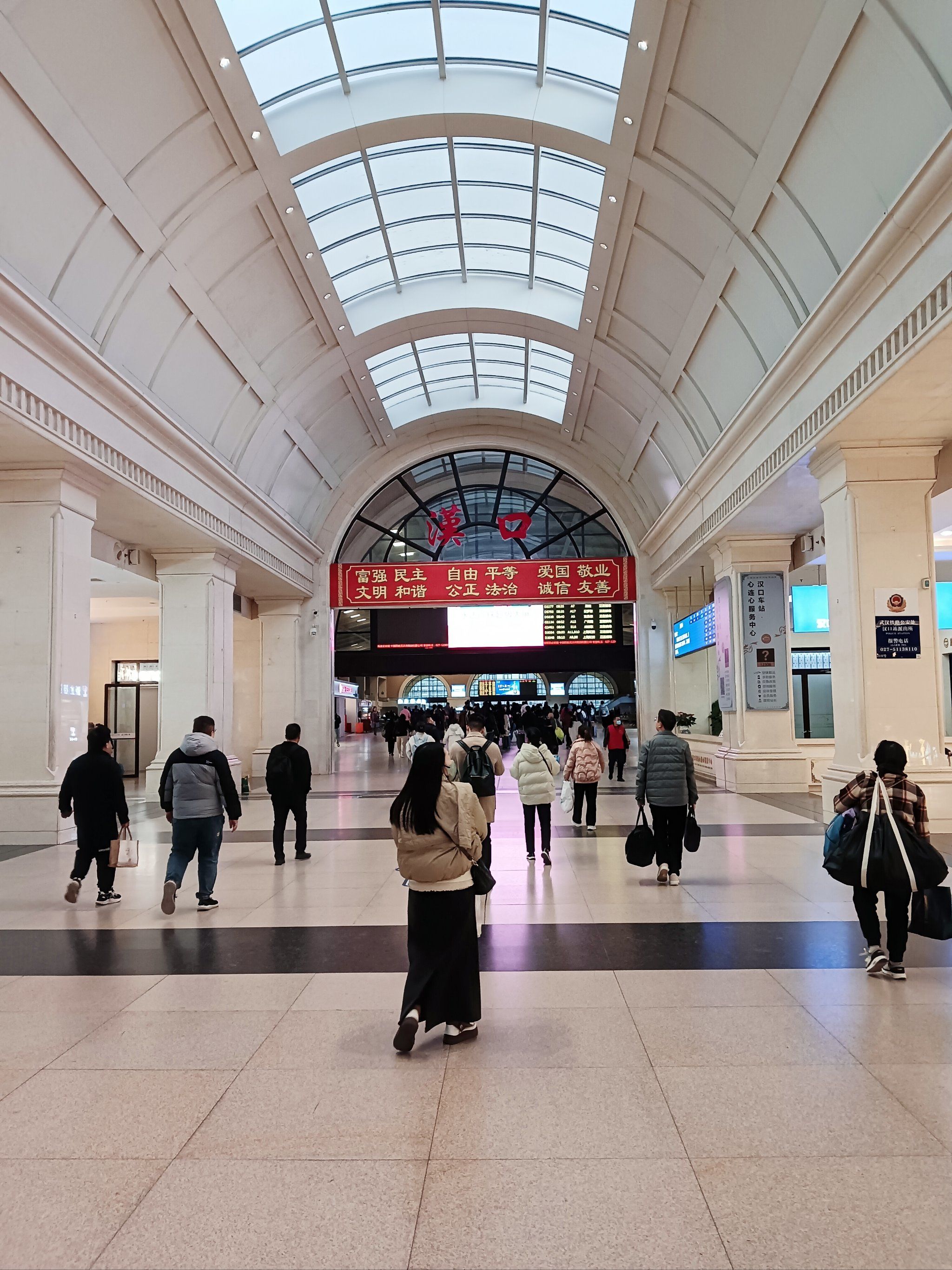 清晨汉口火车站掠影,新的一天新的旅程❗️