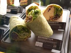 慢炖牛肉鲜蔬握不住大卷-星巴克(北京南站第三店)