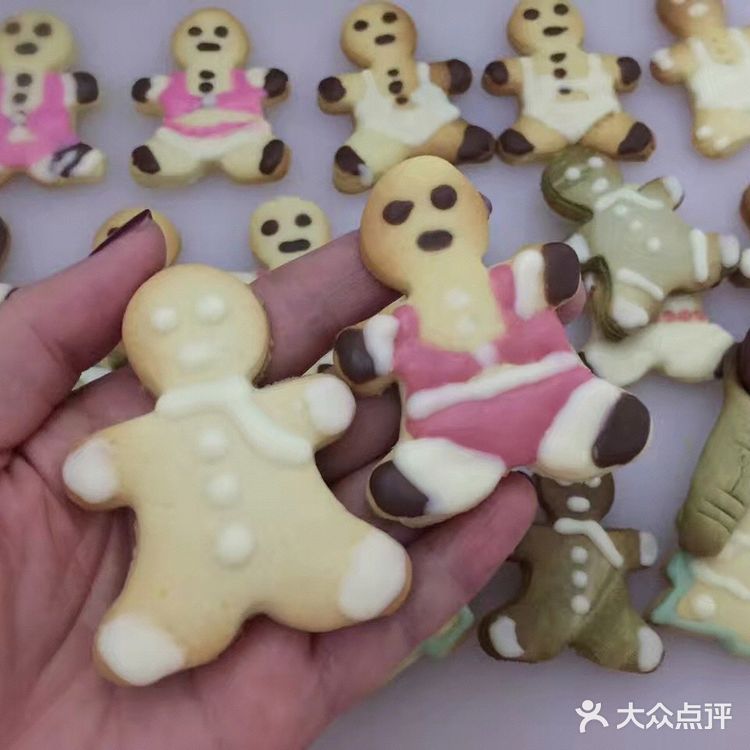 自制姜饼人饼干，很适合圣诞节的气氛！