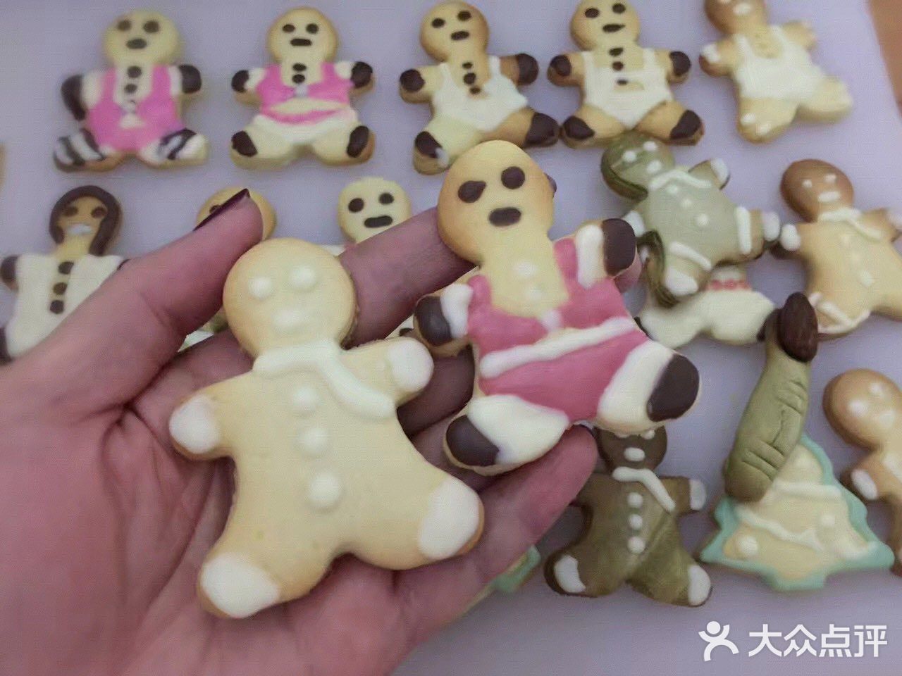 自制姜饼人饼干，很适合圣诞节的气氛！