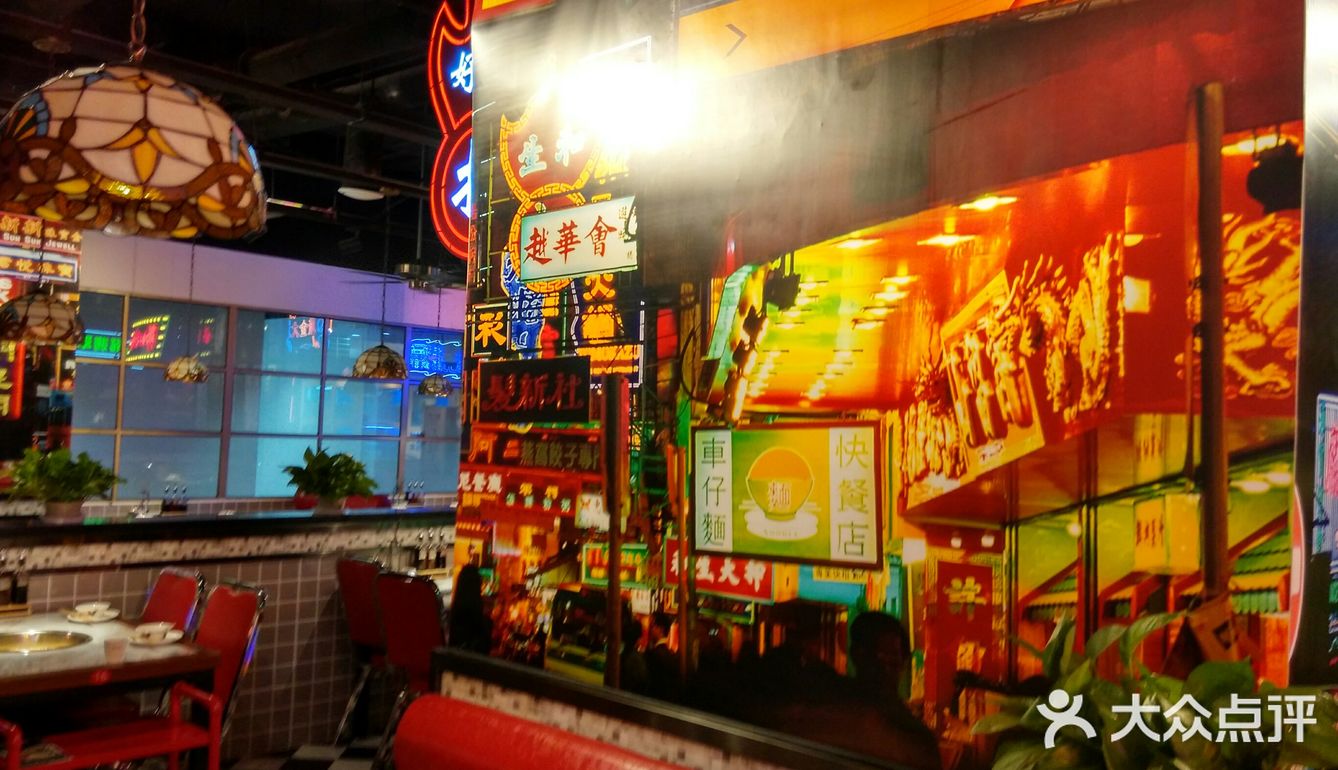 大屏不停闪烁，夜街环境，步入餐厅，感觉漫步于旺角街头