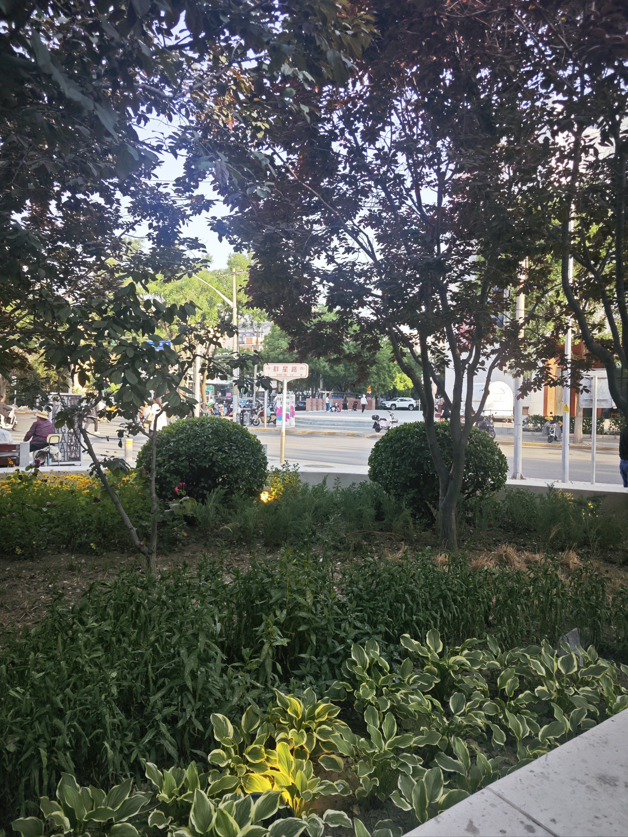 公园 #城市广场 
大白天的,方庄的灯光就已经开始亮起了,这是睹么