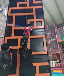 -趣玩空间蹦床乐园(临平旗舰店)