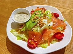 温泉蛋三文鱼牛油果沙拉-HELLO 27 意面·沙拉·帕尼尼