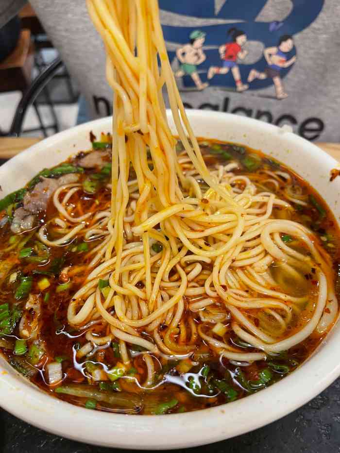 清真·松鼠家牛肉面(正宁路店)-"离正宁路小吃街非常近的一家店,在住