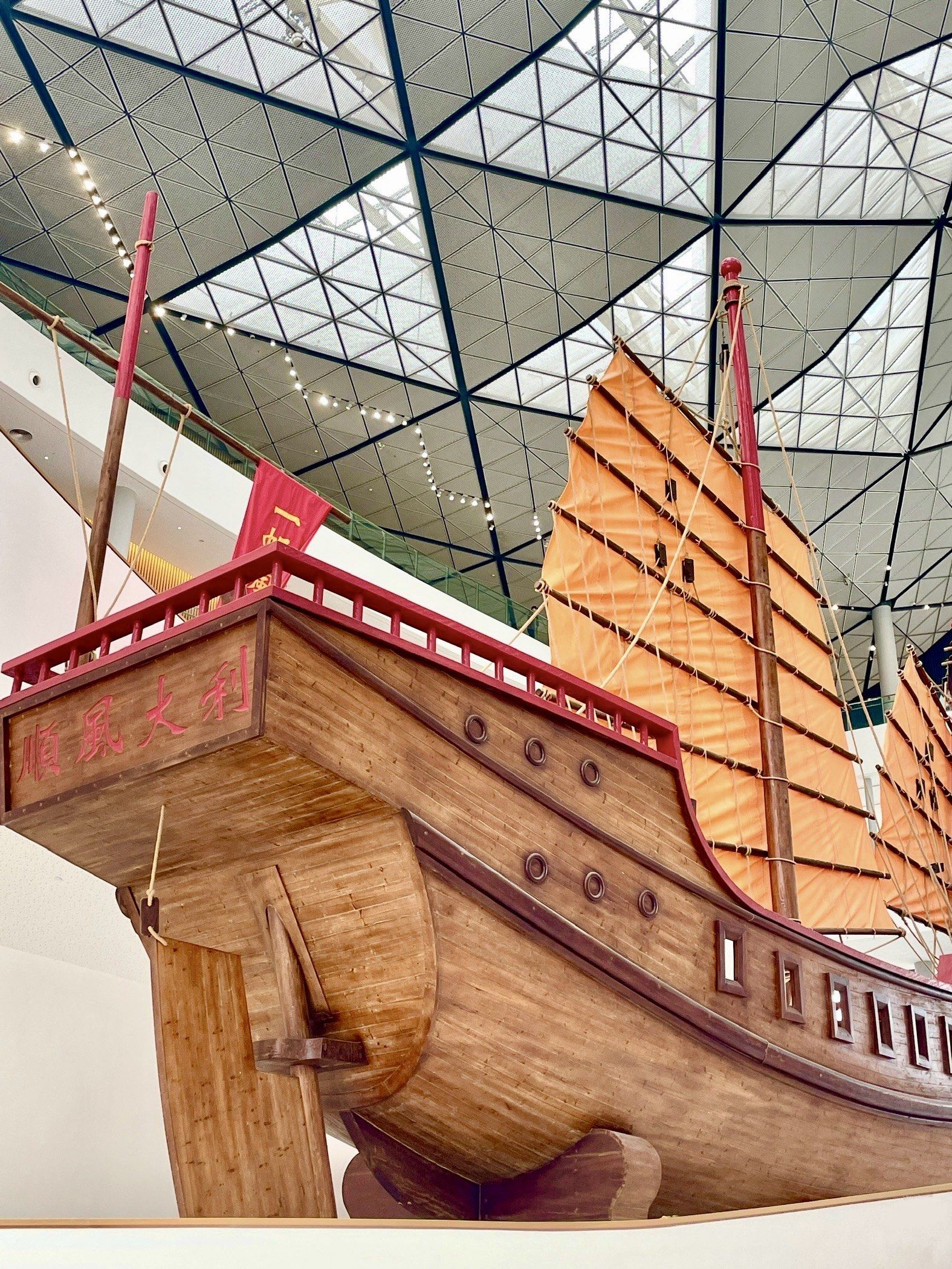 拍照却听到旁边导游介绍
我拍到的居然是背面😅

走进中心