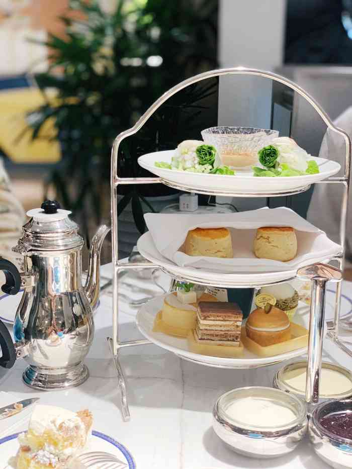 蔡嘉法式甜品(新天地店)-"[环境]周日下午四点去作为全被占满,等了.