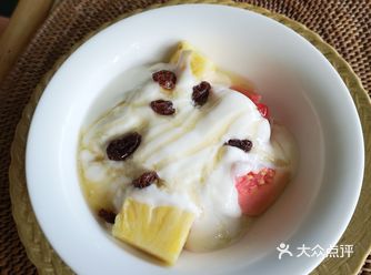 酒店餐厅的早餐免费，除了面包是热的，其它都是冰冰凉凉