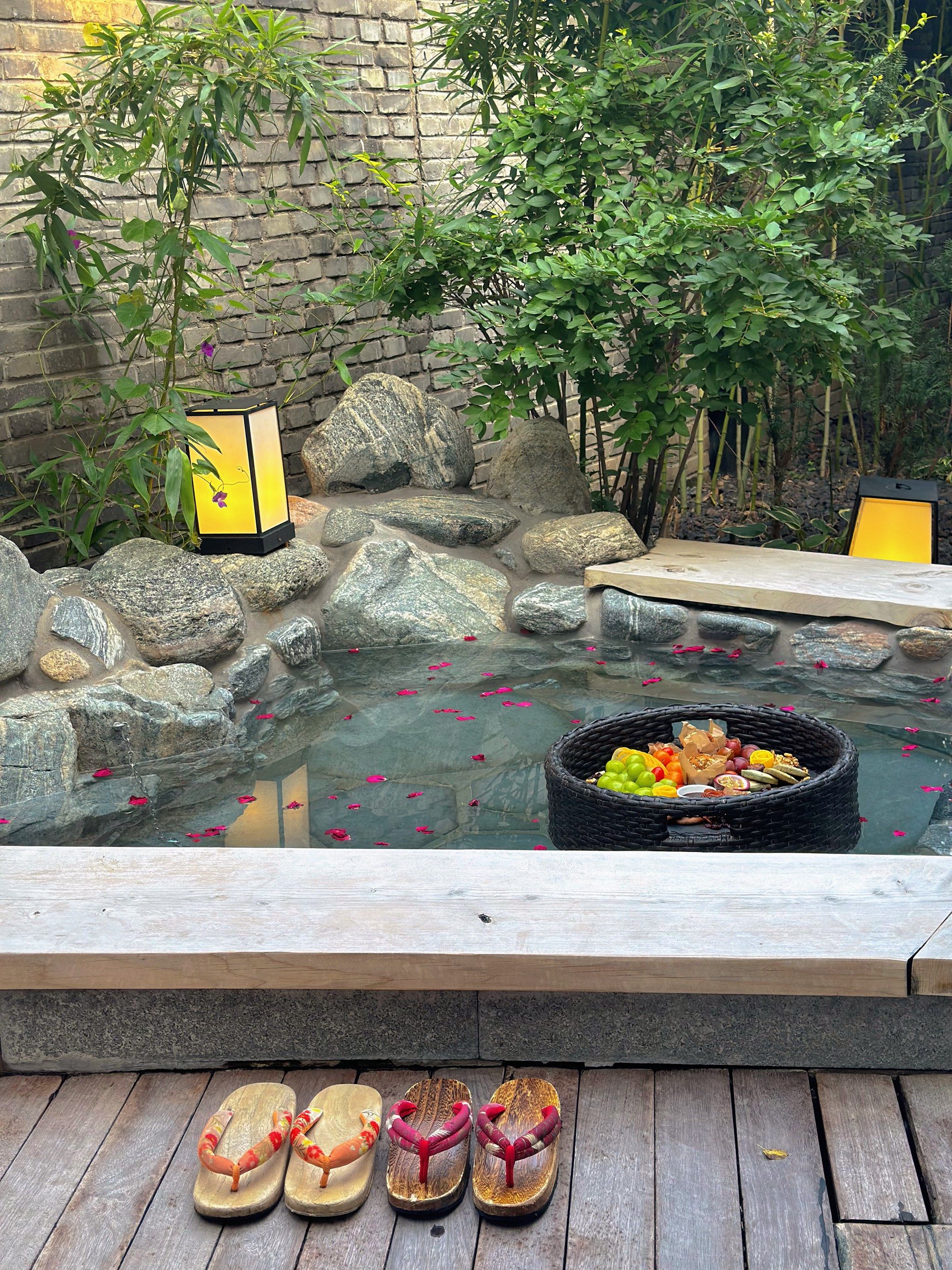 泡池的设计
小汤山这边都是真正的温泉
最近断崖式的降温天气
