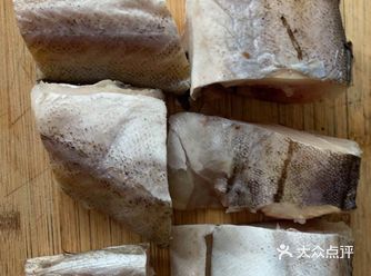 加入一小勺盐和味精，小火炖十分钟，放入蒜末即可装盘